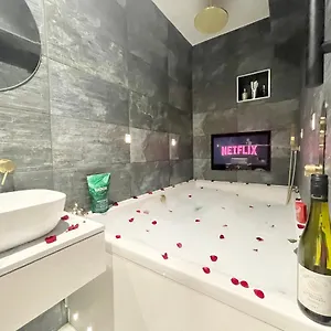  Apartment Coastline Retreats - Cloud9: Luxury Garden Flat With Modern Amenities